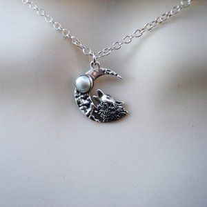 Pearl howling wolf in moon necklace ster silver